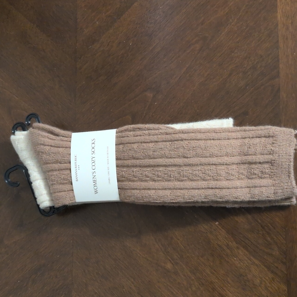 NEW Banana Republic Women's 2 Pair Of Cozy Socks Tan Cream - Picture 2 of 3